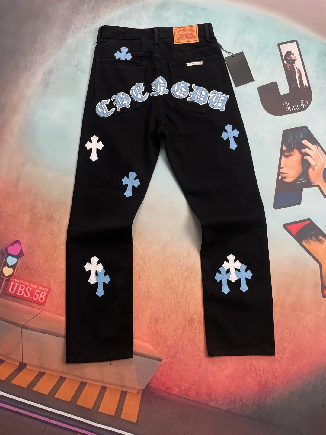 🅿️290 🔘Style No.-KL139 🔘Cro Heart𝐂𝐡𝐫𝐨𝐦𝐞 𝐇𝐞𝐚𝐫𝐭 CH City Limited Series Sanskrit Cross Patch Leather Jeans [Black and Blue]* Black and Blue Color - Los Angeles Exclusive The finished product needs to be washed and then disassembled and hand-stitched with sheepskin cross skins and then spliced together to complete the process. The whole process is too complicated to describe. The texture can be seen in the hand, and it looks good. The upper body effect is particularly stiff and stylish, super stylish. Same style for men and women - Size: S M L XL (28.30.32.34) Color: black with black, black with blue, black with pink